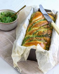 Flettede pestobrød med ramsløgspesto