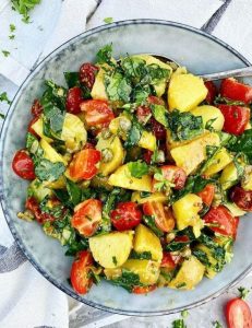 Kartoffelsalat med tomater, spinat og kapers