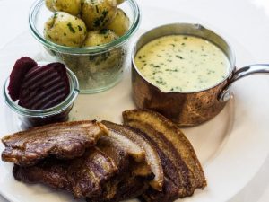 Sådan laver kokken stegt flæsk med persillesovs – Se det trick der gør saucen uforglemmelig