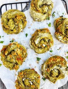 Spinatsnurrer med grøn pesto, mozzarella og persille