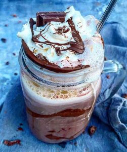 Varm kakao med Baileys, chokolade og flødeskum