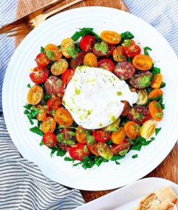 Her er tomatsalaten alle vil have opskriften på – Perfekt med burrata og sprøde urter