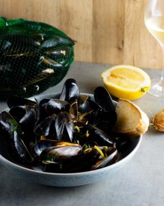 Moules marinières (hvidvinsdampede blåmuslinger)