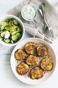 Squashkager med agurkesalat