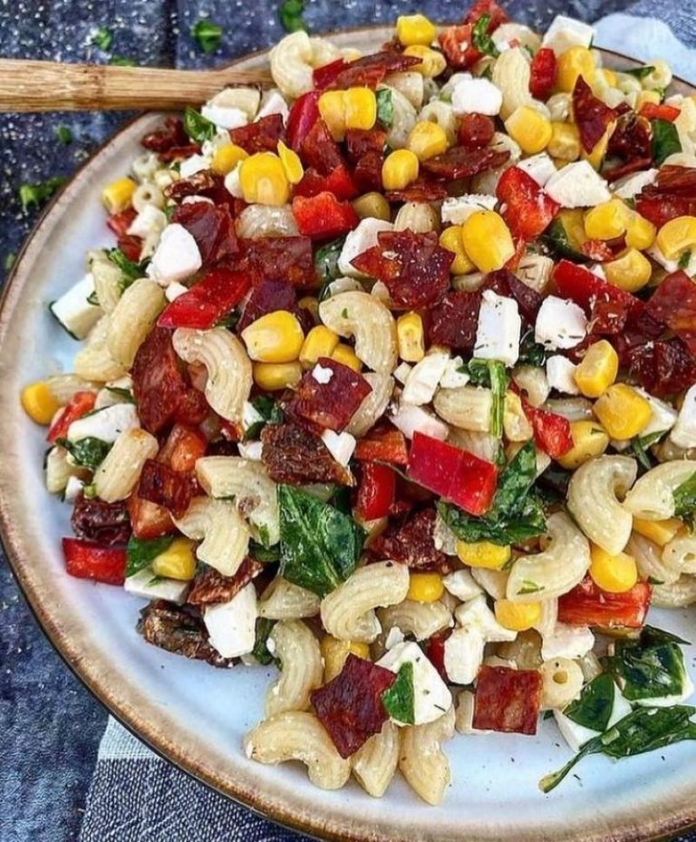 Pastasalat med majs, chorizo og soltørrede tomater