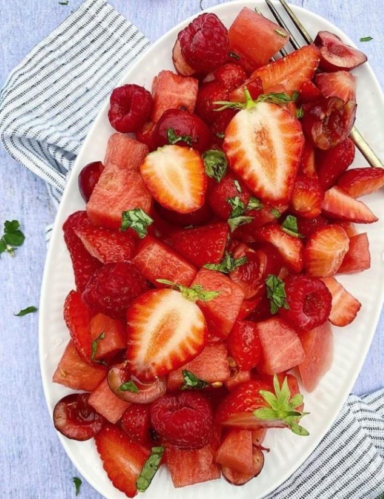 Sommersalat med røde bær, vandmelon og limedressing - GastroFun.dk