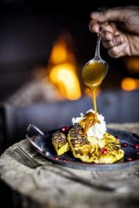 Grillet ananas med flødeskum, saltkaramelsauce & granatæble