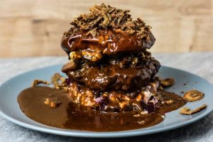 Dette er Danmarks bedste bøfsandwich – Se hvordan du laver den prisvindende version med alt fra bunden