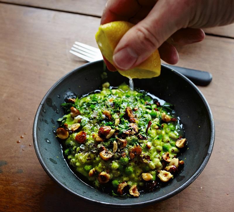 Speltotto med ærter, citron og hasselnødder