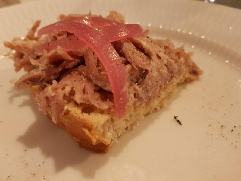 Anderilette med ristet brød og syltede rødløg