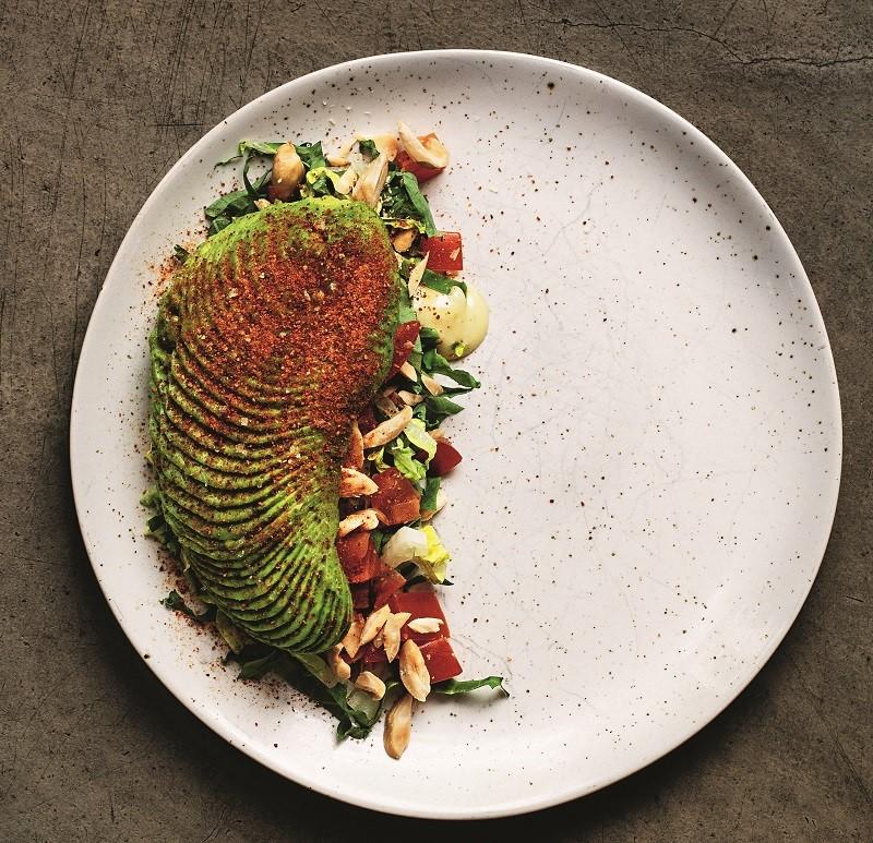 Avocadosalat med røget tomat