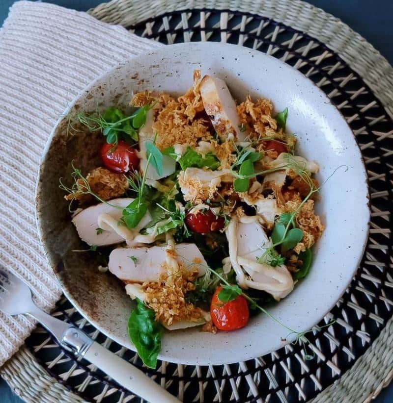 Cæsarsalat med kylling og parmesancrumble