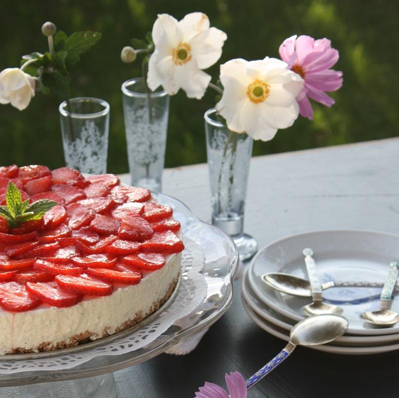 Cheesecake med citronmarinerede jordbær