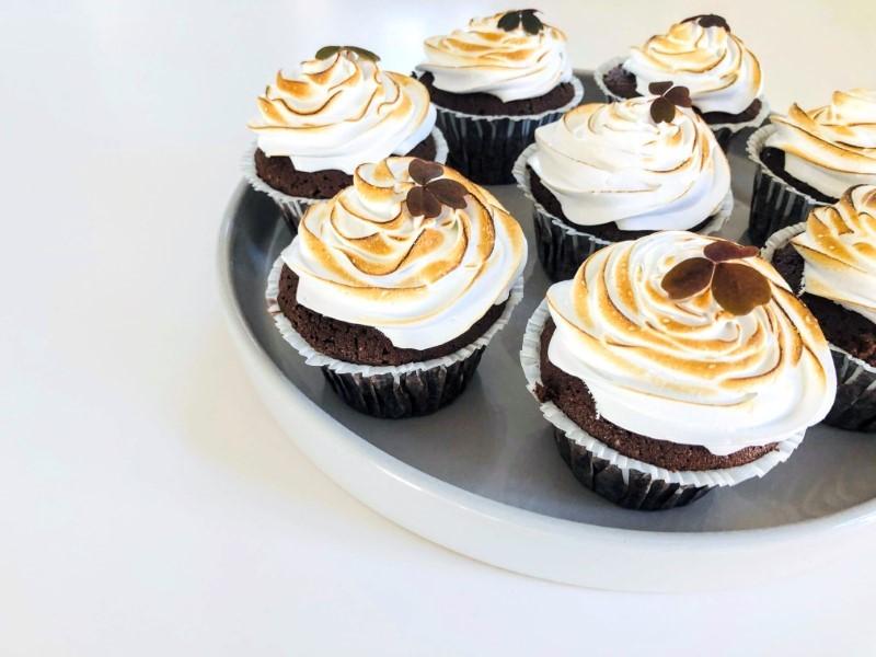 Cupcakes med chokolade, karamel og brændt marengs