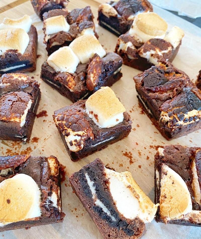 Fudgy Brownie med oreos & skumfiduser