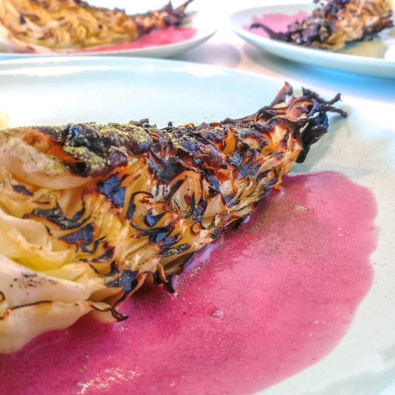 Grillet spidskål med bærsovs