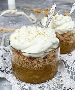 Her er opskriften på den perfekte gammeldags æblekage – Sådan laver du den med ekstra cremet topping