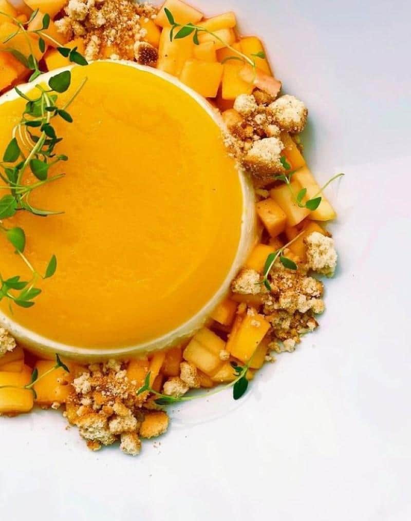 Koldskålsmousse med frisk mango og knuste kammerjunker
