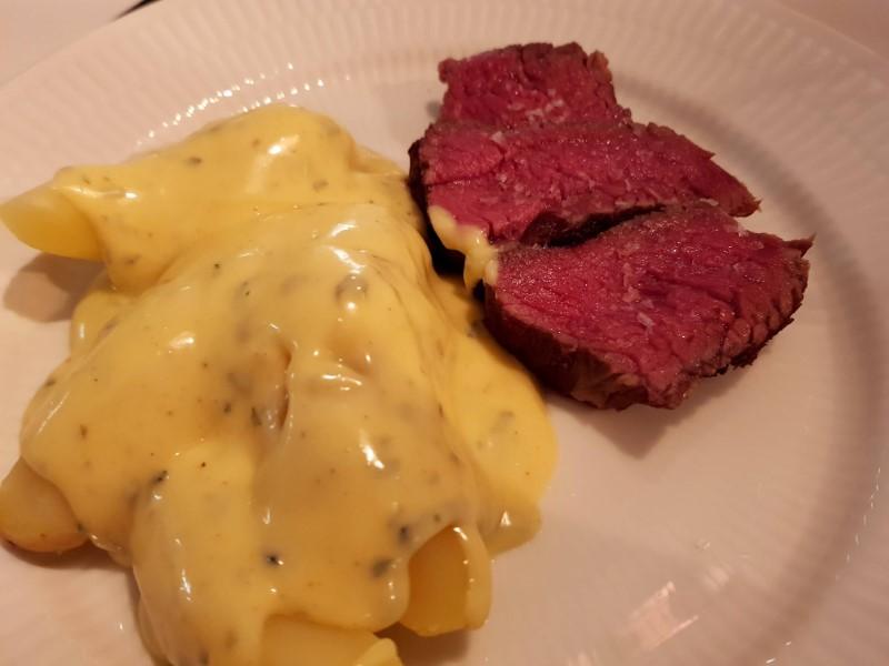Oksecuvette med hjemmerørt Sauce Bearnaise og hvide kartofler