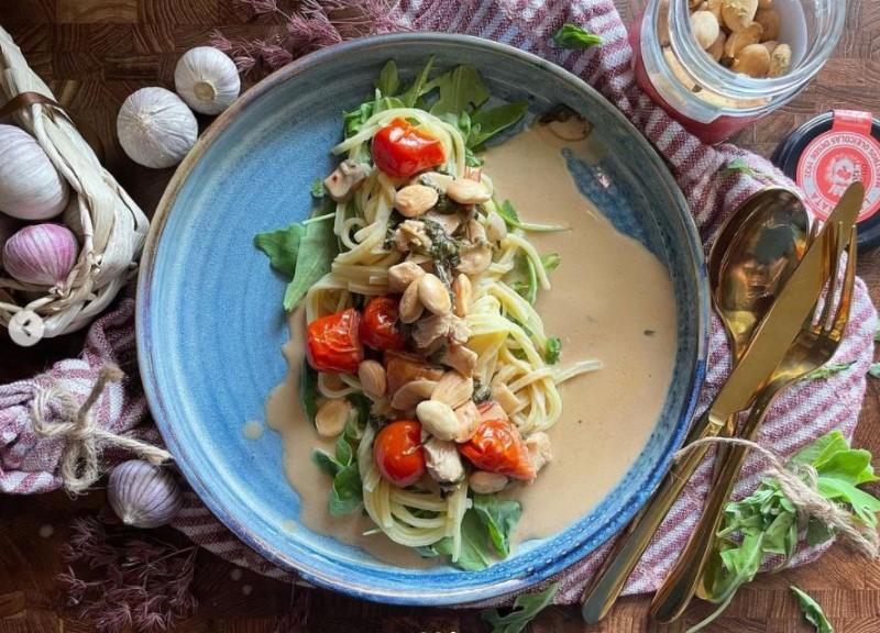 Pasta med svampe-hvidvinssovs og rosmarinmandler