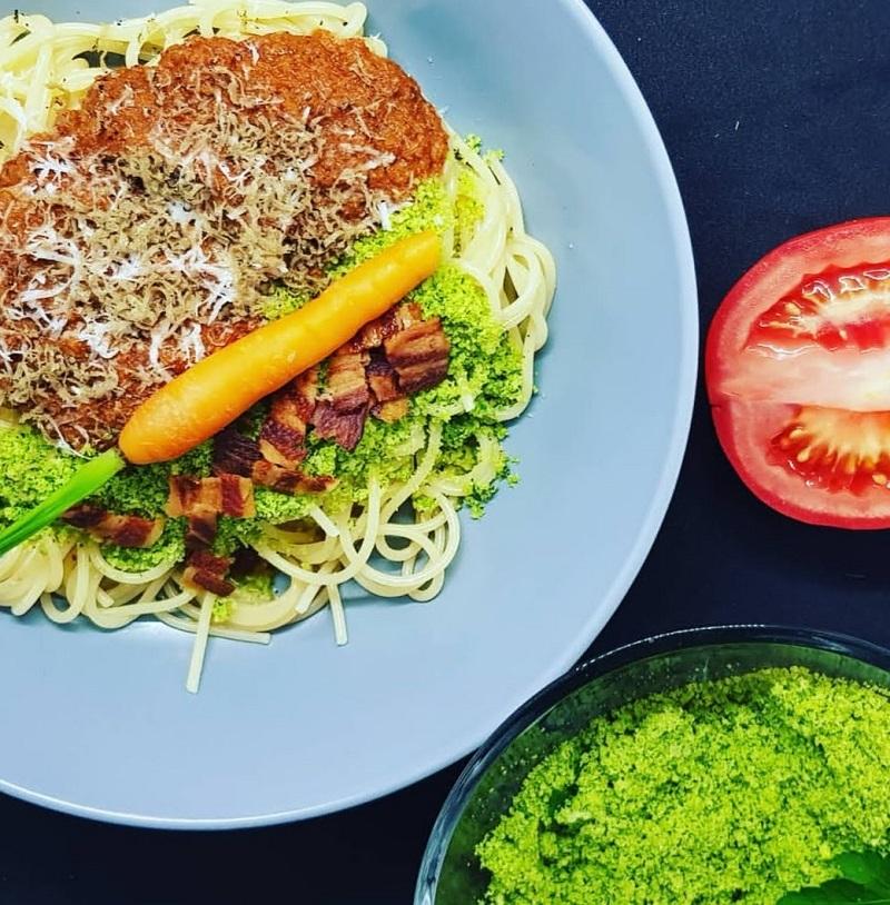 Pasta med tomatsauce og gremolata