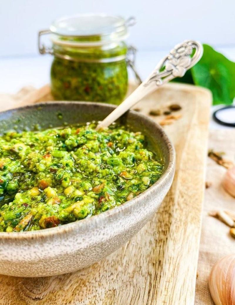 Pesto af blomsterkarse (tallerkensmækkere)