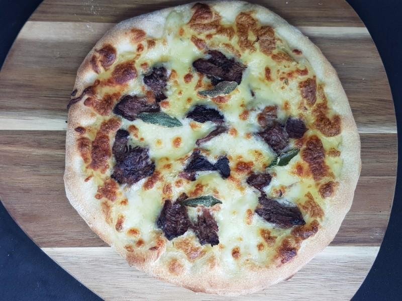 Pizza med kartoffelmos og svinekæber