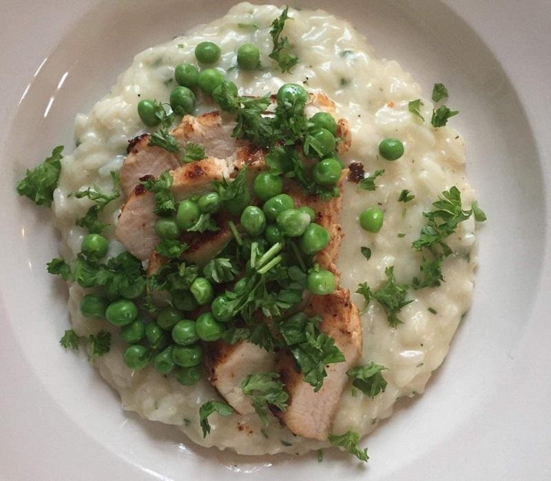 Risotto med friske krydderurter, ærter og sprødstegt kyllingebryst