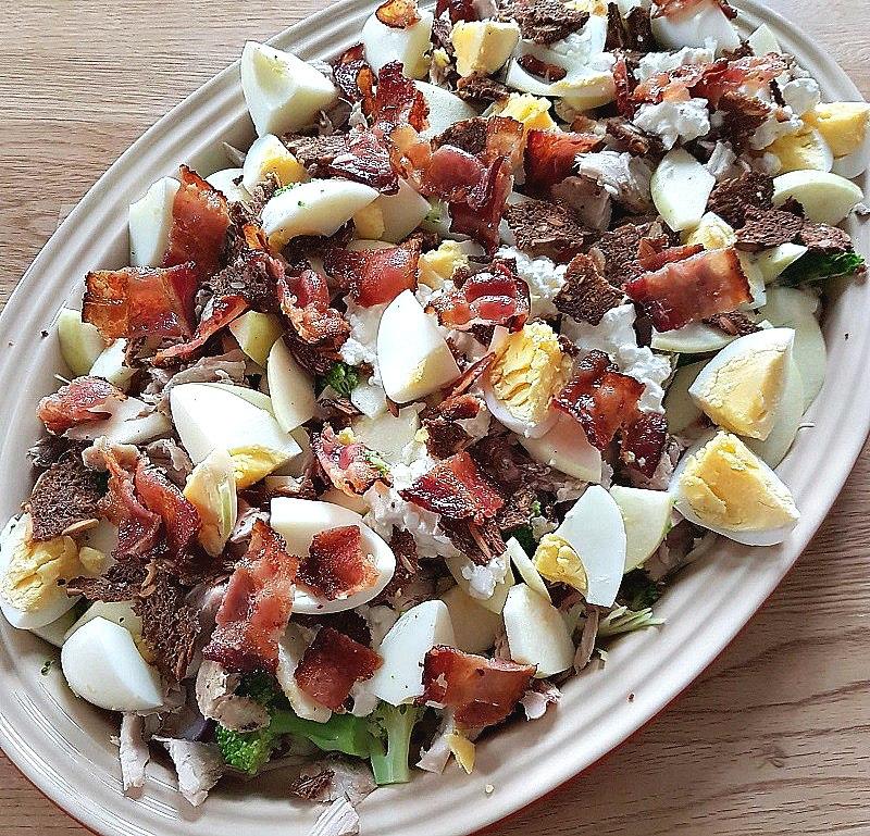 Salat med kylling og æg