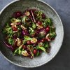 Salat med rød spidskål, ristet grønkål, syltede tranebær og valnødder