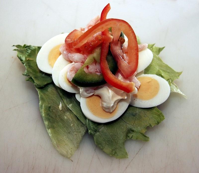 Smørrebrød med æg og rejer