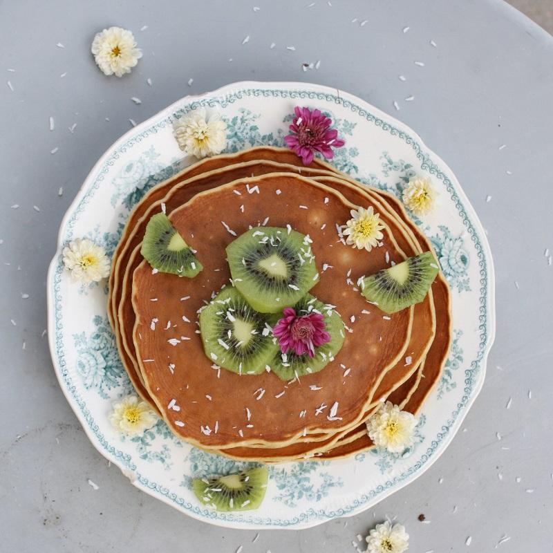 Tykke pandekager med banan og kokos