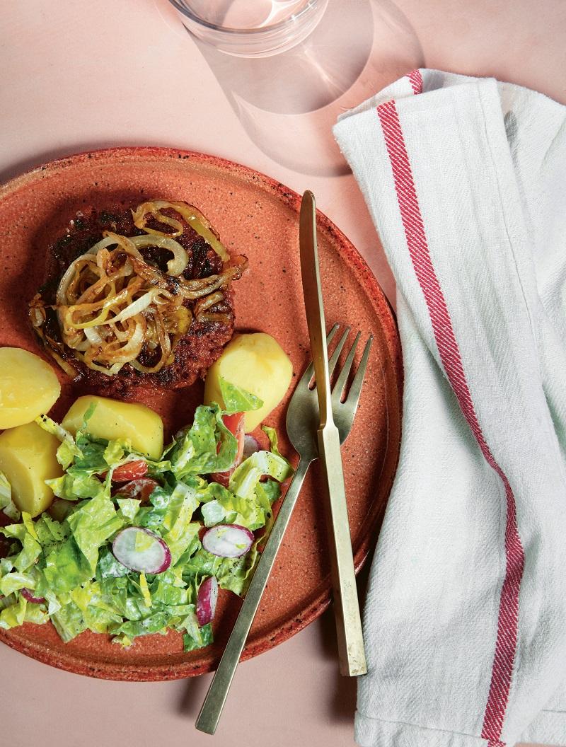 Vegansk hakkebøf med bløde løg og kartofler
