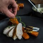 Sous vide kyllingebryst, gulerødder, hasselback knoldselleri og puré