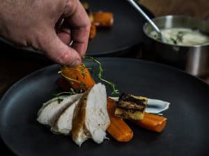 Sous vide kyllingebryst, gulerødder, hasselback knoldselleri og puré