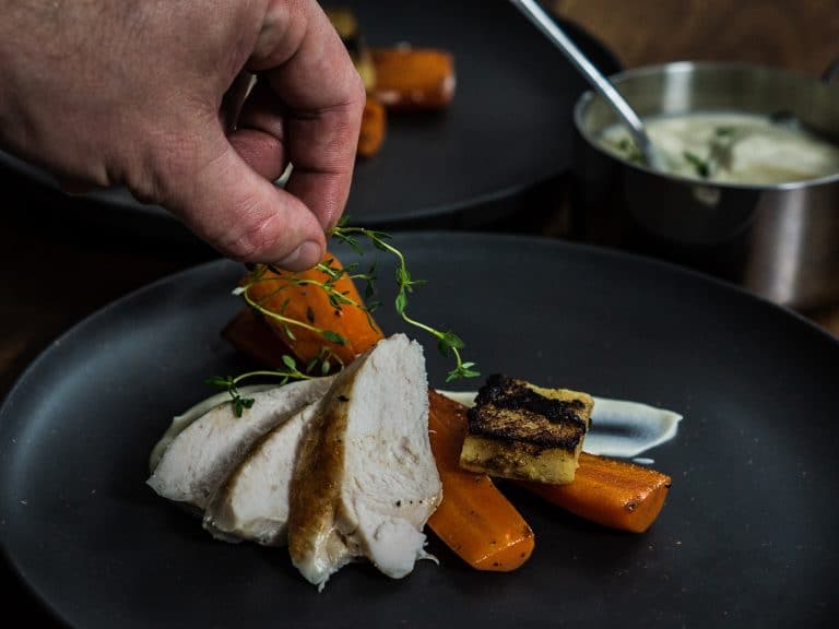 Gæstemad uden stress: Sous vide kylling med hasselback-selleri og cremet puré