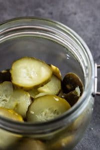 Disse fermenterede agurker slår de syltede – Sådan laver du dem med kun fire ingredienser