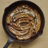 Grillede bananer i misokaramel med lime og ristede ris