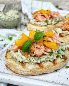 Bruschetta med artiskokcreme, laks og peberfrugt