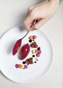 Dessert: Solbær med hvid chokolade, rugbrød og hasselnødder