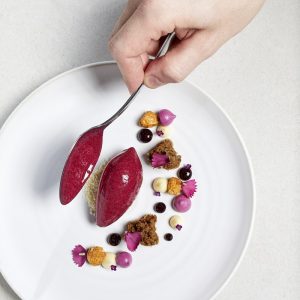 Dessert - Solbær med hvid chokolade, rugbrød og hasselnødder