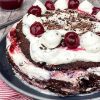 Julet brownielagkage med vanilleflødeskum og kirsebær