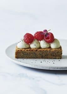 Lakridskage med hindbær og hvid chokoladecreme