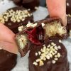 Marcipankonfekt med kirsebær, chokolade og mandler