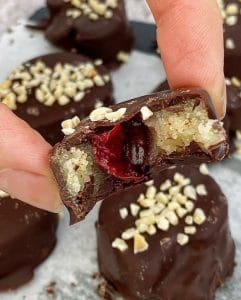 Marcipankonfekt med kirsebær, chokolade og mandler