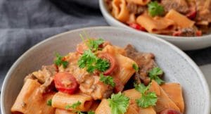 Pasta med flanksteak og cherrytomater