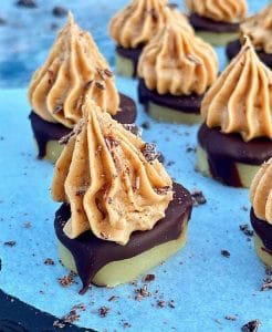 Små marcipansnitter med chokolade og nougat/baileys-creme