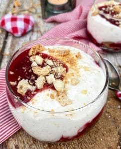 Juletrifli med risalamande, makroner, sherry og kirsebærsovs