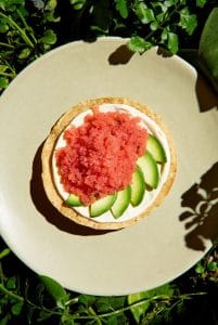 Tostada med stenbiderrogn, avokado og creme fraiche