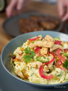 Kartoffelsalat med chili og flæskesvær